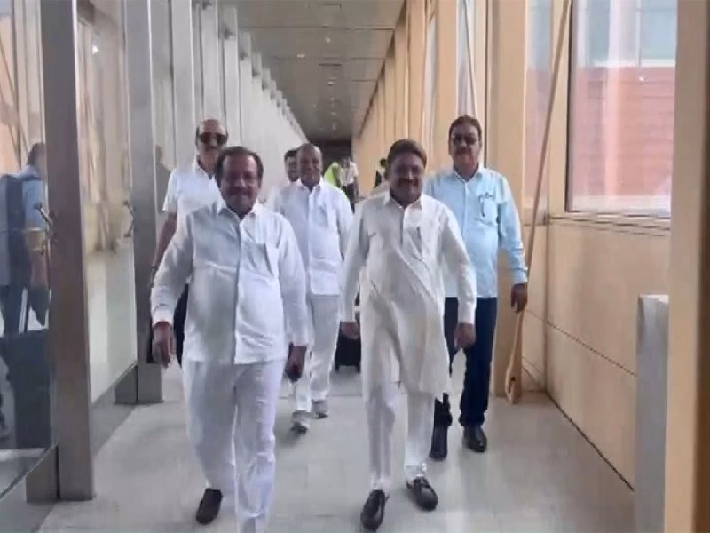 Karnataka Congress के कई MLA पहुंचे Delhi, कैबिनेट में फेरबदल की मांग को लेकर हाईकमांड से करेंगे मुलाकात