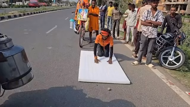 Bihar: असम से दंडवत प्रणाम करते निकले दो भक्त 8 महीने में पहुंचे पूर्णिया, काशी और केदारनाथ तक की करेंगे यात्रा