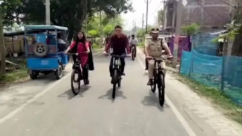 Bihar के खगड़िया में DM और SP साइकिल से पहुंचे ऑफिस, पीएम मोदी की अपील के बाद शुरू हुआ फ्यूल सेविंग अभियान