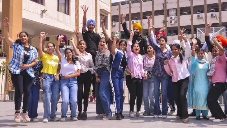 CBSE Class 12 Result: पास प्रतिशत गिरकर 85.20% हुआ, लड़कियों ने लड़कों को फिर पछाड़ा
