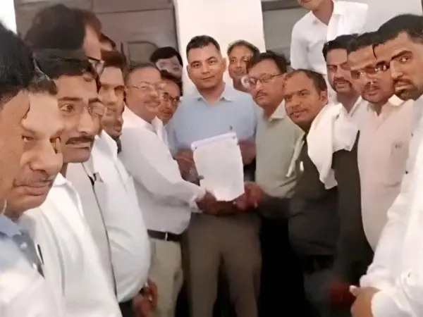 UP के छिबरामऊ में वकीलों का प्रदर्शन, लखनऊ लाठीचार्ज के विरोध में मांगी एडवोकेट प्रोटेक्शन एक्ट