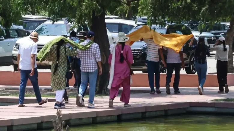 Delhi में भीषण गर्मी का कहर, अस्पतालों में बढ़े मरीज; IMD ने जारी किया Orange Alert