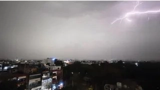 Delhi, Noida समेत Gurugram में बारिश और ओले, IMD ने जारी किया Red और Orange Alert