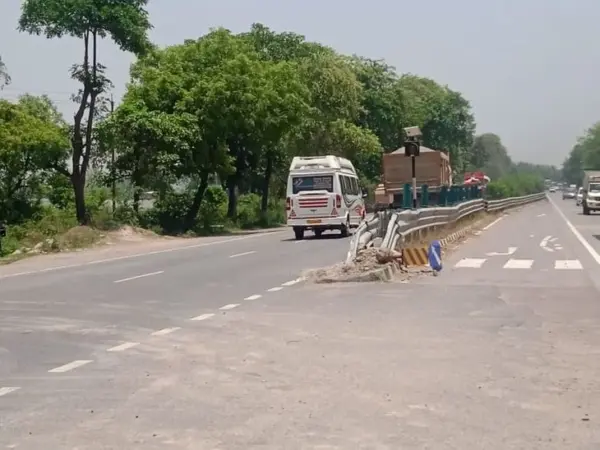 Lucknow-Ayodhya हाईवे पर टूटे साइनबोर्ड और पोल बने खतरा, रसौली कट के पास बढ़ रहे हादसे