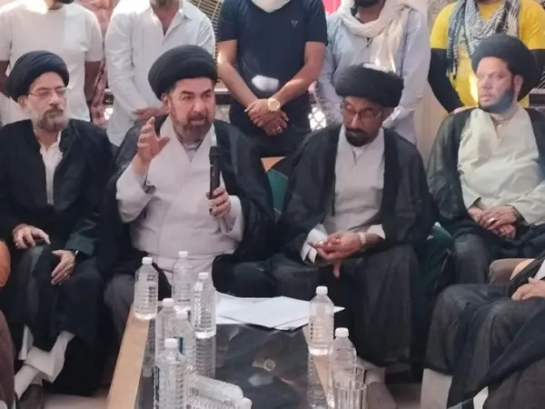 Lucknow में हुसैनाबाद ट्रस्ट की जमीन पर पार्किंग और लजीज गली का विरोध, शिया धर्मगुरुओं ने दी आंदोलन की चेतावनी