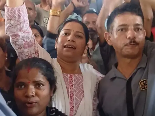 Lucknow में मेट्रो हाउसकीपिंग कर्मचारियों का प्रदर्शन, वेतन बढ़ोतरी और बोनस की मांग को लेकर चारबाग स्टेशन पर जताया विरोध