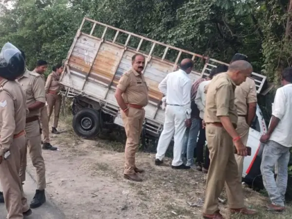 Lucknow में सड़क हादसे में 1 की मौत, 7 घायल, डीजल खत्म होने पर सड़क किनारे खड़ी थी पिकअप