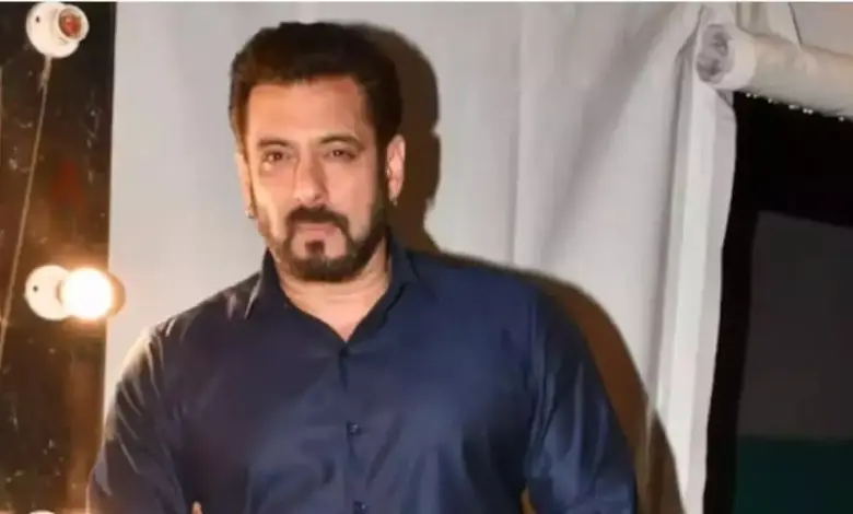 Mumbai में Salman Khan के घर में निकला सांप, Rescue टीम ने सुरक्षित पकड़ा