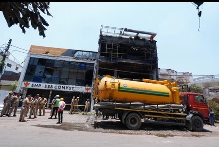 Lucknow के अलीगंज अग्निकांड की जांच तेज, SIT ने घटनास्थल का किया मुआयना, घायलों से मिले अधिकारी
