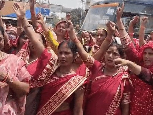 Lucknow में बीसी सखियों का प्रदर्शन, चारबाग स्टेशन पर की नारेबाजी, ₹20 हजार सैलरी की मांग