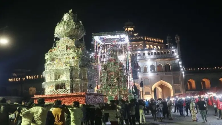 Lucknow में पहली मोहर्रम की शुरुआत, घरों में सजे अजाखाने और गूंजीं या हुसैन की सदाएं