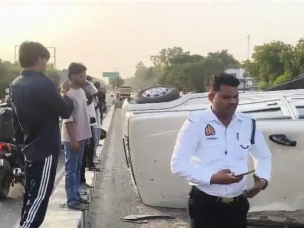 Lucknow में डम्पर की टक्कर से बोलेरो पलटी, बाल-बाल बचे 6 लोग
