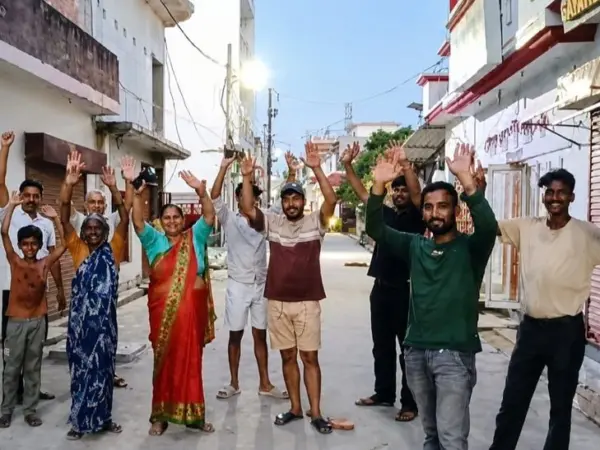Lucknow में कूड़ा न उठने पर भड़के लोग, श्रीनगर कॉलोनी के निवासियों ने किया प्रदर्शन