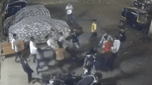 Mumbai में पुराने विवाद को लेकर शख्स की बेरहमी से पिटाई, CCTV वीडियो वायरल होने के बाद 8 गिरफ्तार