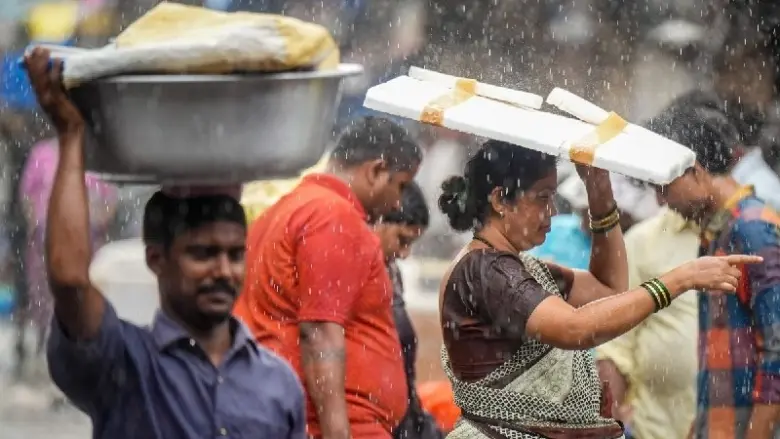 Mumbai में भारी बारिश से जनजीवन अस्त-व्यस्त, सड़कों पर भरा पानी और ट्रैफिक जाम; IMD ने जारी किया Yellow Alert