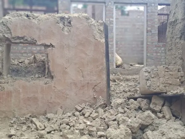 Sitapur में कच्ची दीवार गिरने से महिला मलबे में दबी, गंभीर हालत में Lucknow ट्रामा सेंटर रेफर