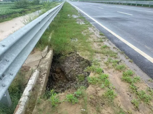 Delhi-Dehradun Expressway की गुणवत्ता पर उठे सवाल, बारिश के बाद धंसी मिट्टी; NHAI ने कई अधिकारियों को किया सस्पेंड