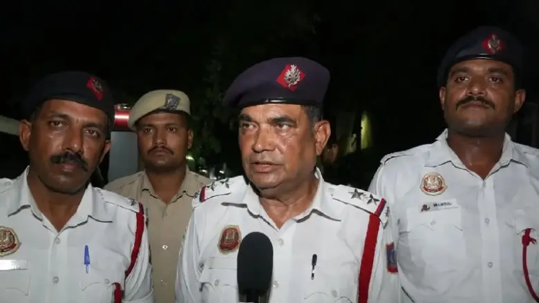 Delhi के रानी झांसी फ्लाईओवर से कूदकर आत्महत्या की कोशिश, ट्रैफिक पुलिस ने बचाई सरकारी टीचर की जान