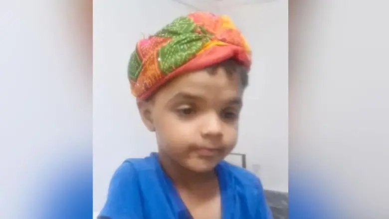 Greater Noida में खुले गड्ढे में गिरने से 6 साल के बच्चे की मौत, परिजनों ने लगाया लापरवाही का आरोप