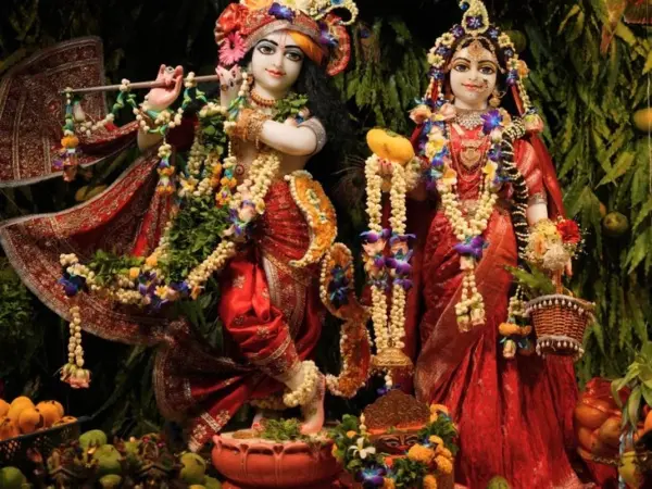 Lucknow के ISKCON मंदिर में मनाया गया आम महोत्सव, योगिनी एकादशी पर आमों से हुआ भगवान का श्रृंगार