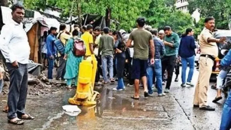 Mumbai में खुले मैनहोल में गिरने से हुई मौत की जांच, BMC अधिकारियों के बयानों में मिला विरोधाभास