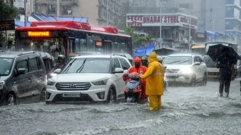 Mumbai में भारी बारिश का Red Alert, ट्रेनें लेट और स्कूल बंद; 2 लोगों की मौत से मचा हड़कंप