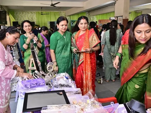 Lucknow के नवयुग कन्या महाविद्यालय में सावन मेला आयोजित, लोक कला और संस्कृति की दिखी झलक