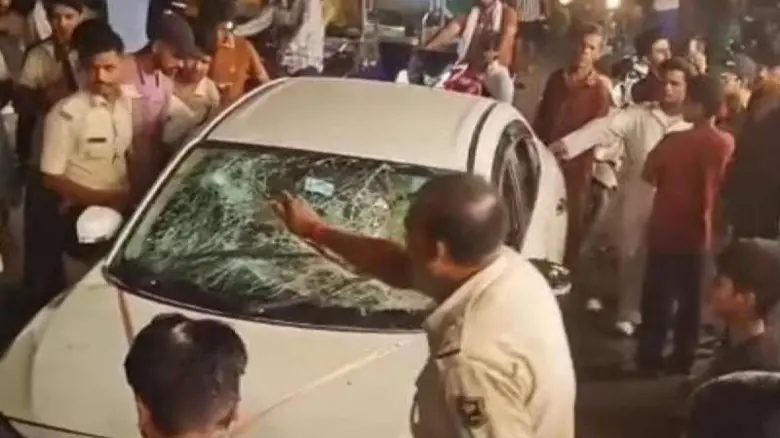 Patna में नशेड़ी कार सवारों ने मचाया उत्पात, कई गाड़ियों को मारी टक्कर; भीड़ ने की जमकर पिटाई